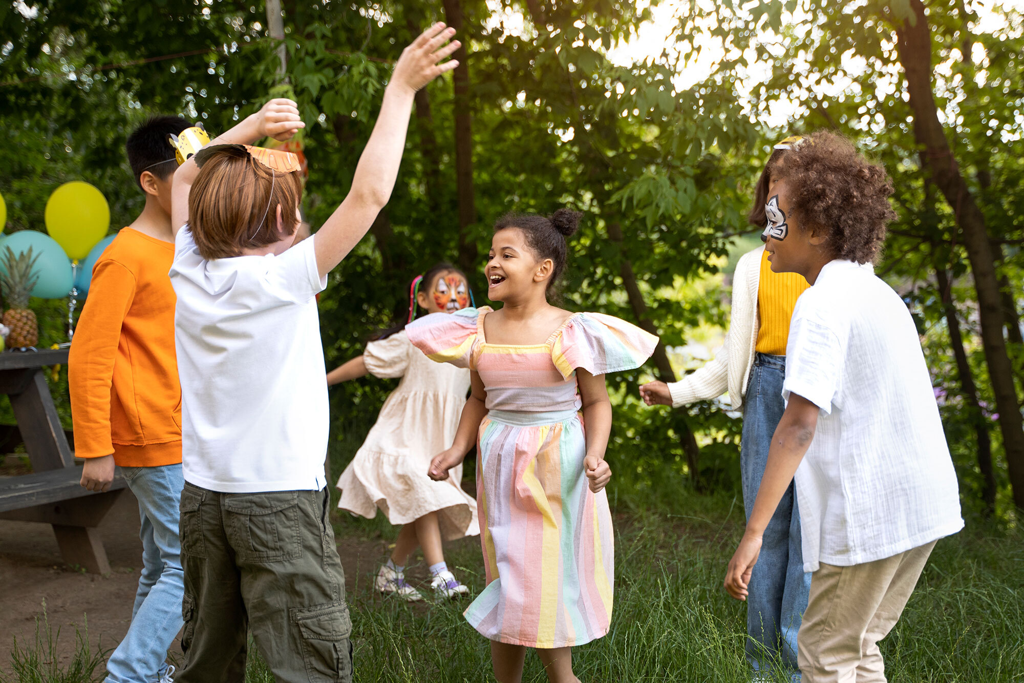 children-having-fun-jungle-theme-party.jpg