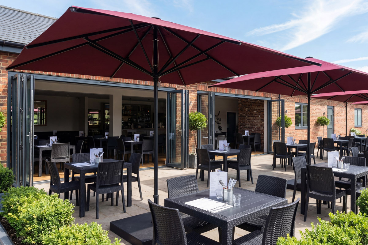 Durable Commercial Jumbrellas for Pub Gardens Durable Commercial Jumbrellas for Pub Gardens
